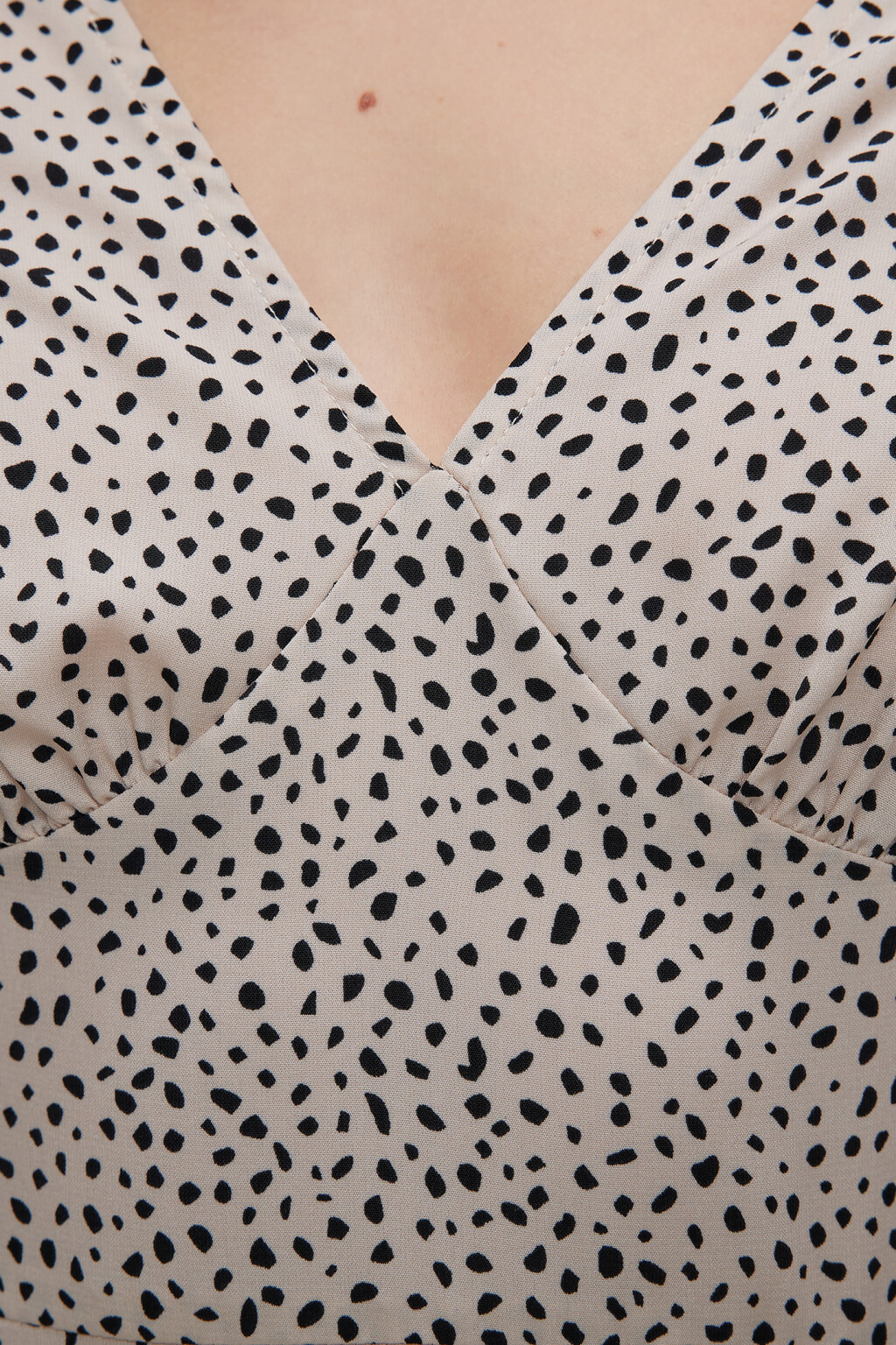 Платье миди приталенное с V-вырезом и завязками на спине - цвет бежевый - 5