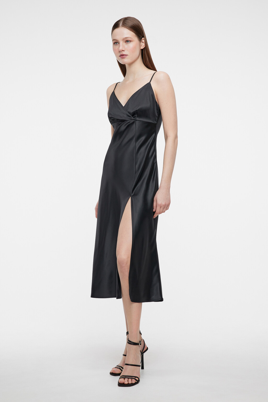 Платье-комбинация атласное на тонких бретельках с вырезом - цвет черный - 2