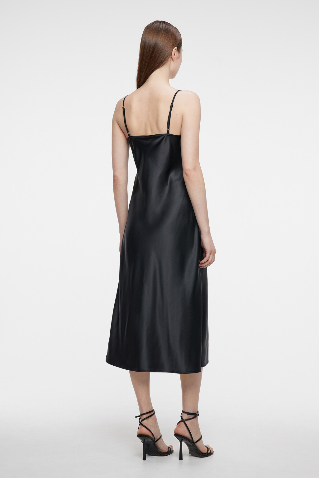 Платье-комбинация атласное на тонких бретельках с вырезом - цвет черный - 3