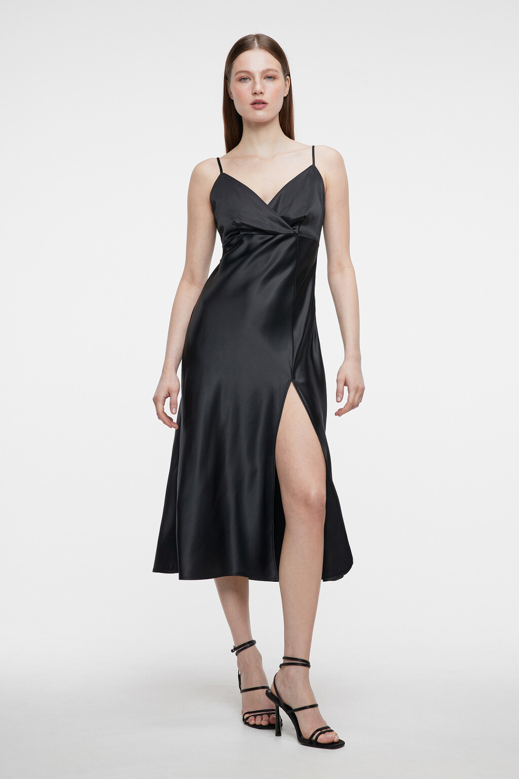 Платье-комбинация атласное на тонких бретельках с вырезом - цвет черный - 4