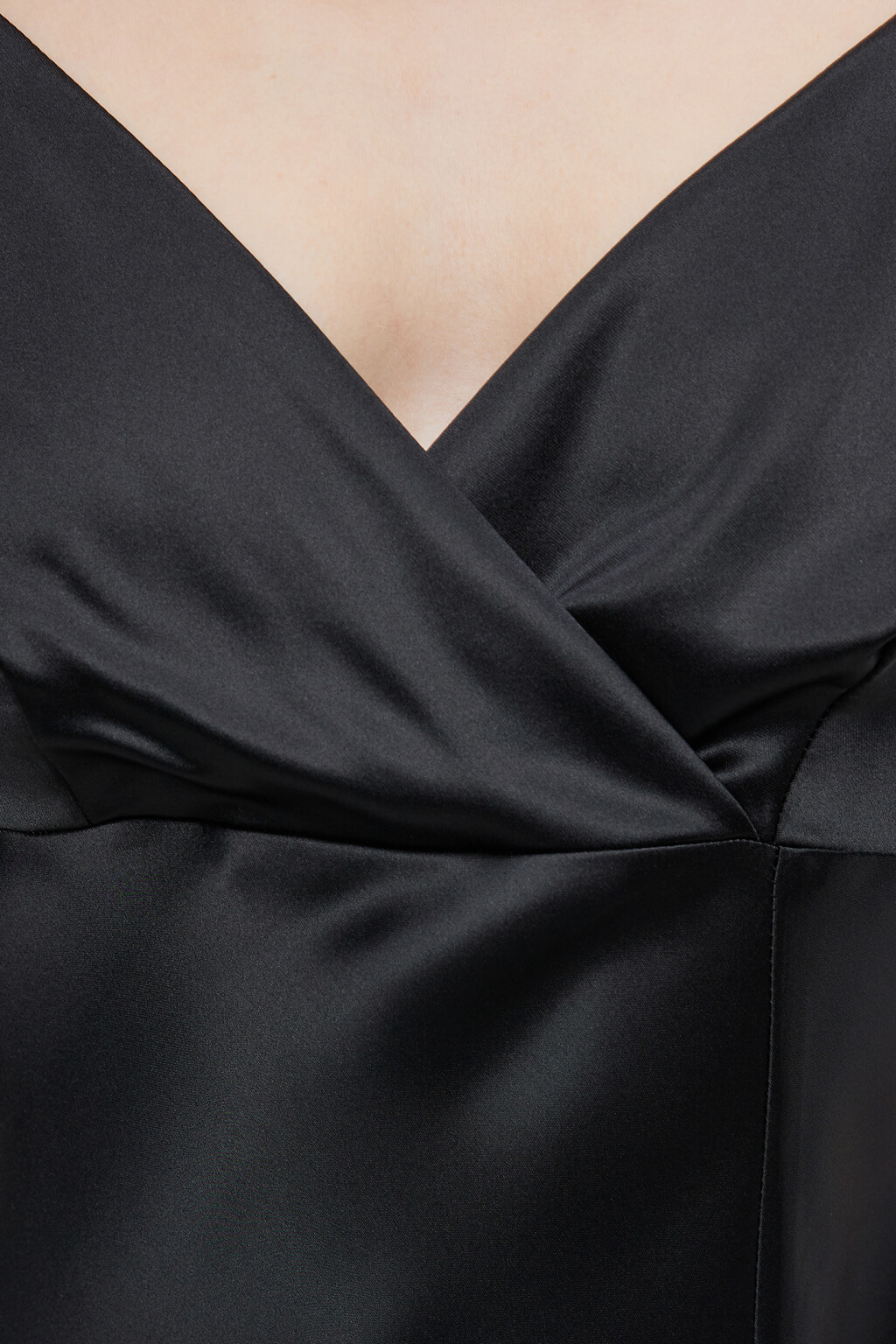 Платье-комбинация атласное на тонких бретельках с вырезом - цвет черный - 6