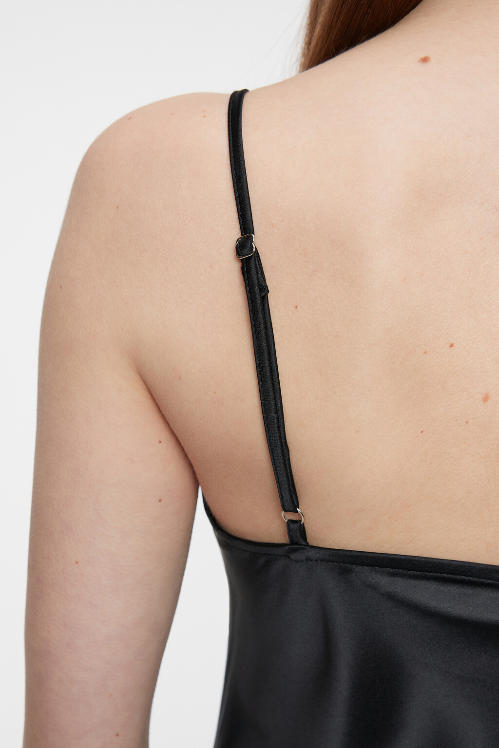 Платье-комбинация атласное на тонких бретельках с вырезом - цвет черный - 7