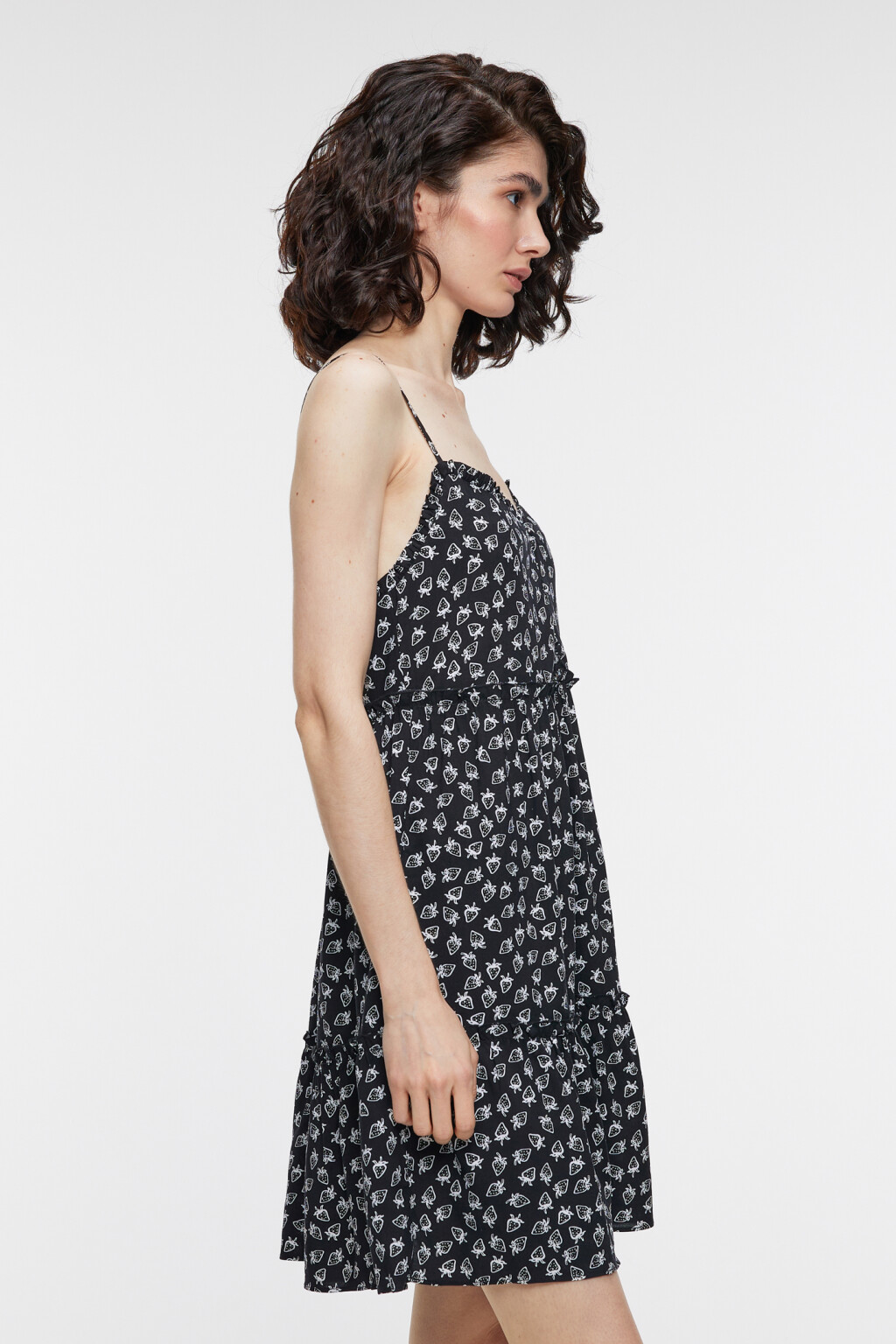 Сарафан мини вискозный на тонких бретельках с оборками - цвет черный - 3