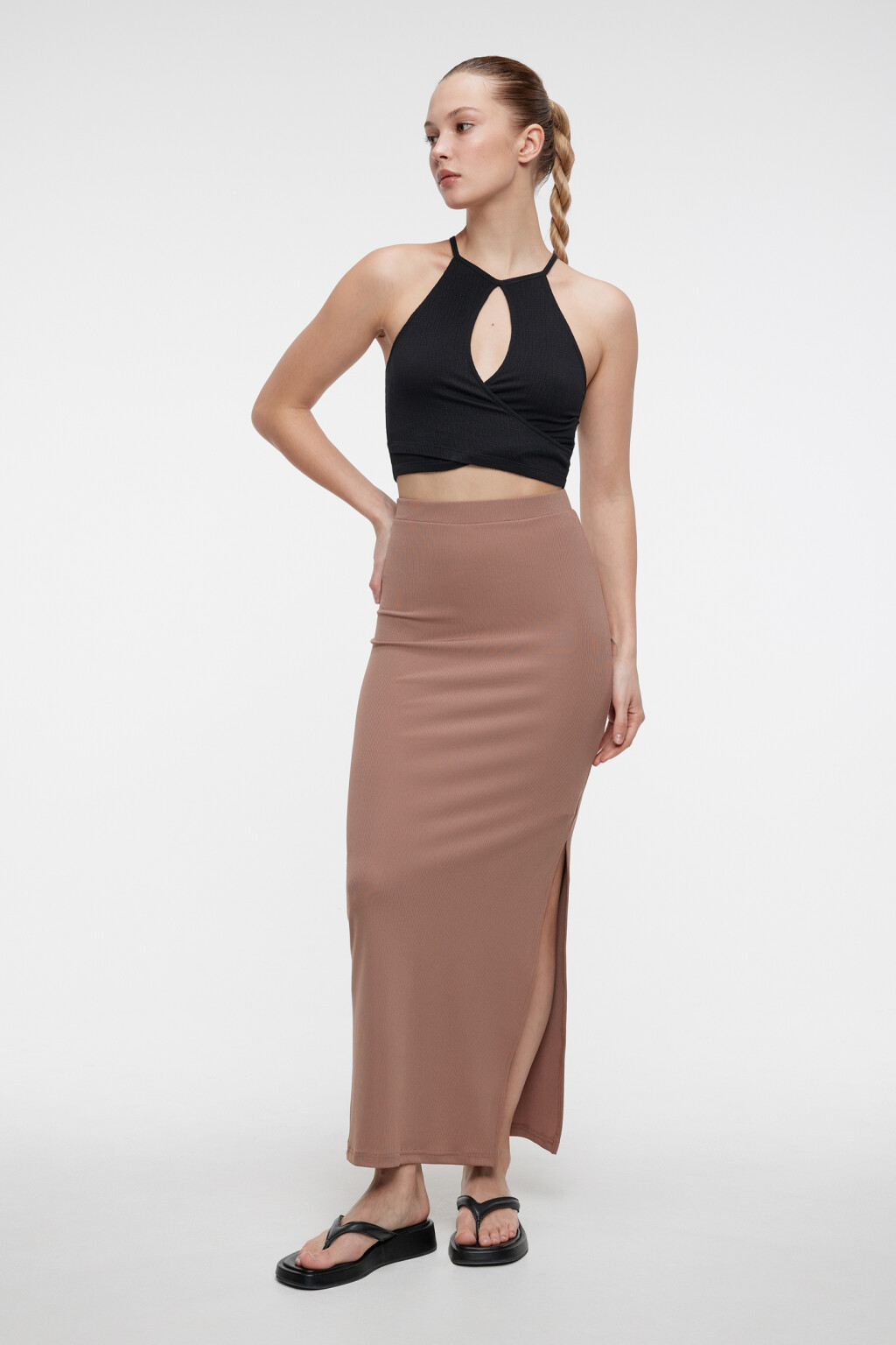 Юбка-чулок миди прямая с разрезом на бедре - цвет бежевый - 4