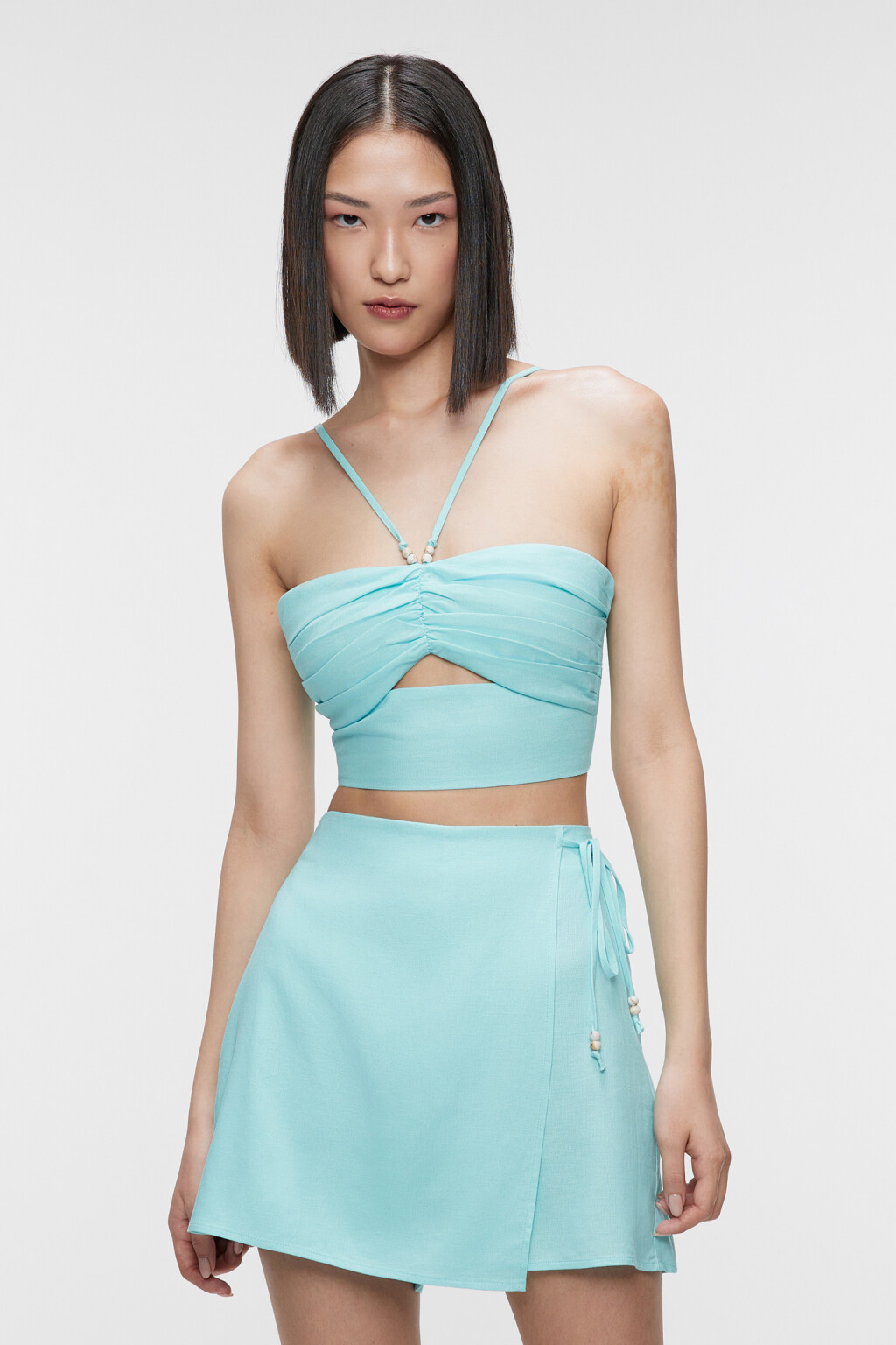 Топ льняной укороченный на тонких бретельках с бусинами - цвет голубой - 2