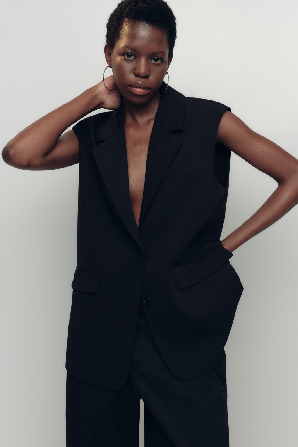 Жилет oversize удлиненный из костюмной ткани - цвет черный - 7