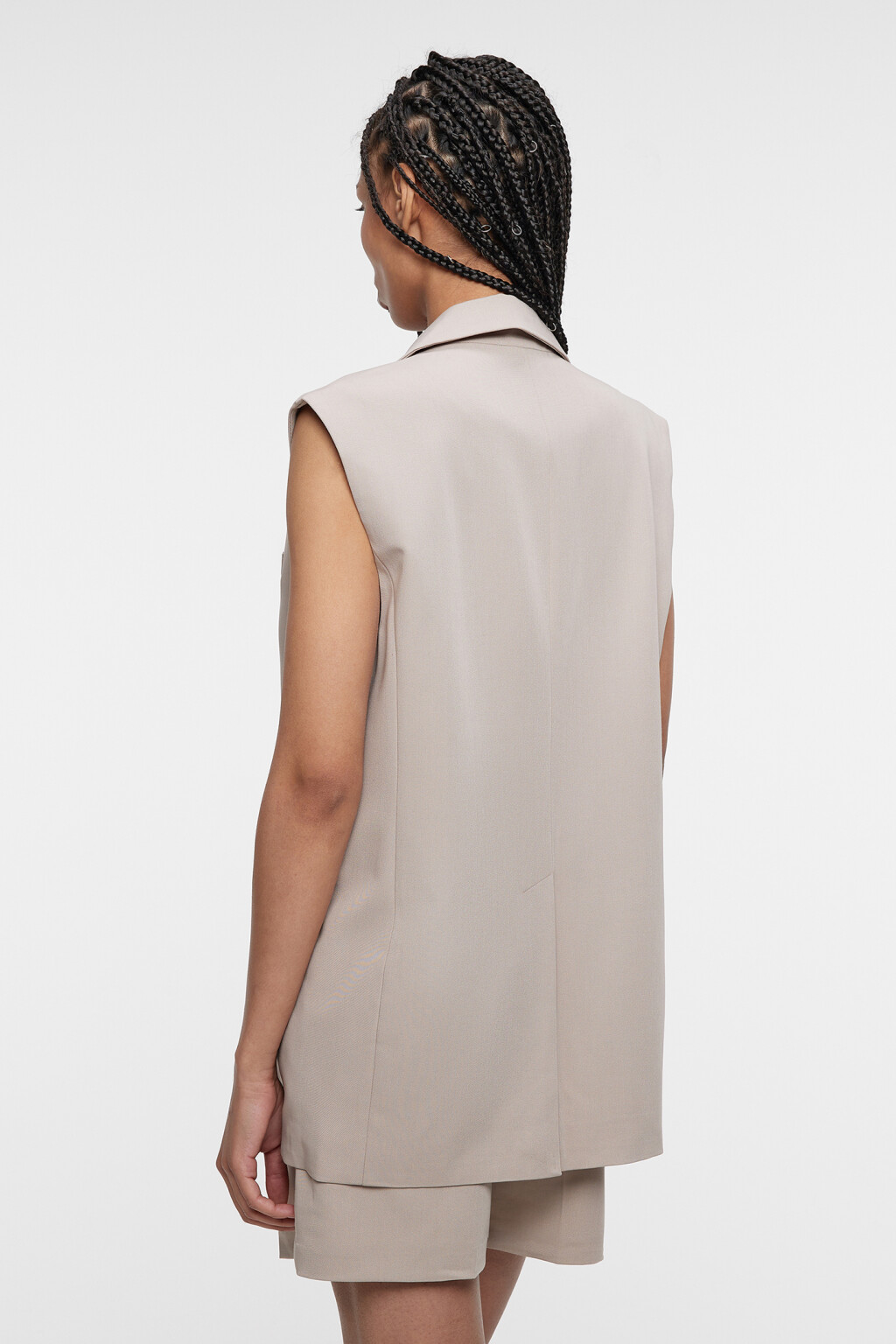Жилет oversize удлиненный из костюмной ткани - цвет бежевый - 4