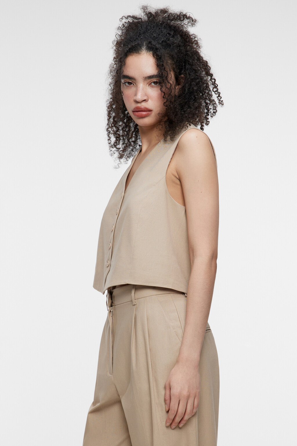 Жилет костюмный укороченный из льняной ткани - цвет бежевый - 2