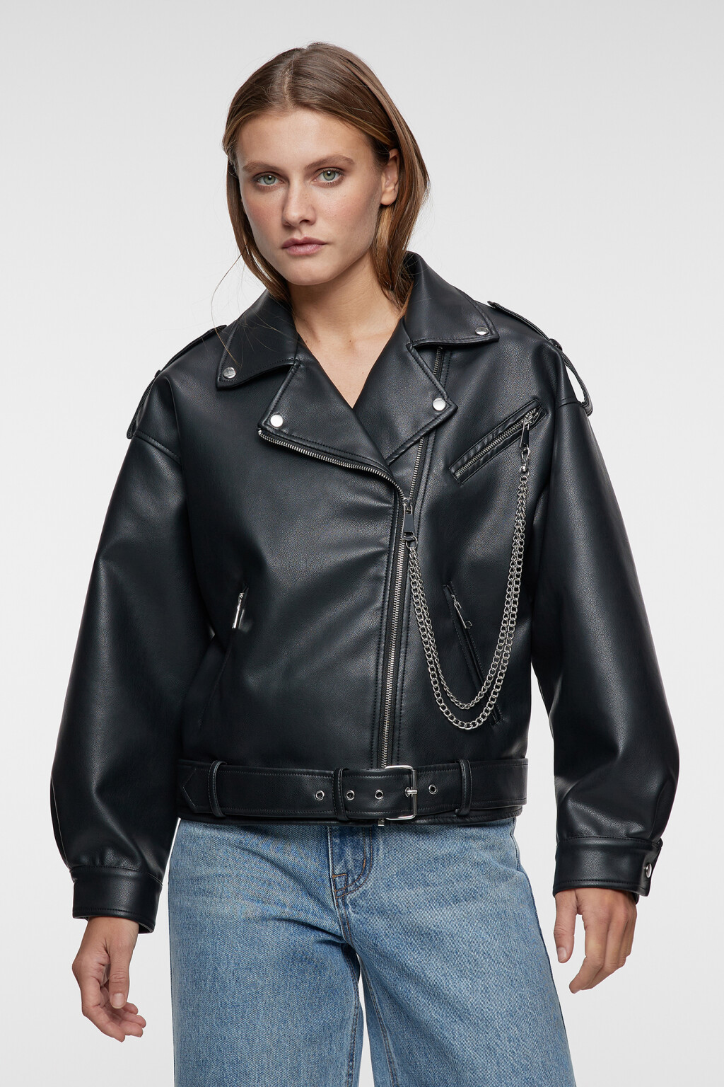 Куртка-косуха из искусственной кожи укороченная с ремнем и цепочкой - цвет черный - 8