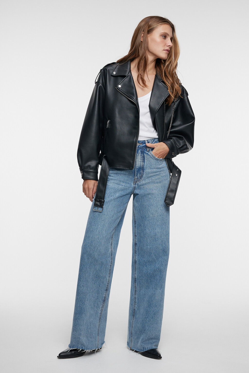 Куртка-косуха из искусственной кожи укороченная с ремнем и цепочкой - цвет черный - 18