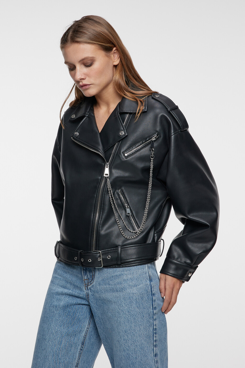 Куртка-косуха из искусственной кожи укороченная с ремнем и цепочкой - цвет черный - 9