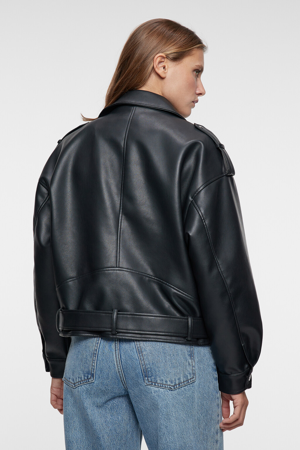 Куртка-косуха из искусственной кожи укороченная с ремнем и цепочкой - цвет черный - 2