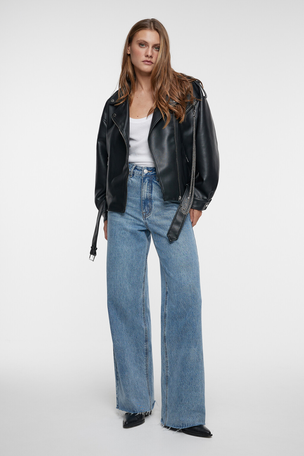 Куртка-косуха из искусственной кожи укороченная с ремнем и цепочкой - цвет черный - 11