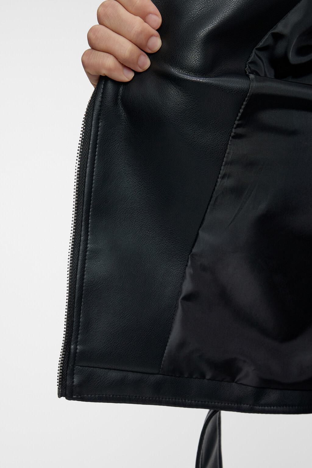 Куртка-косуха из искусственной кожи укороченная с ремнем и цепочкой - цвет черный - 12