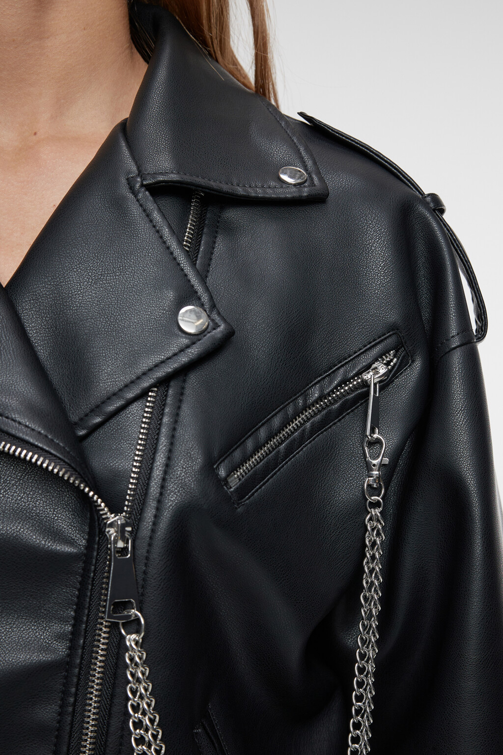 Куртка-косуха из искусственной кожи укороченная с ремнем и цепочкой - цвет черный - 13
