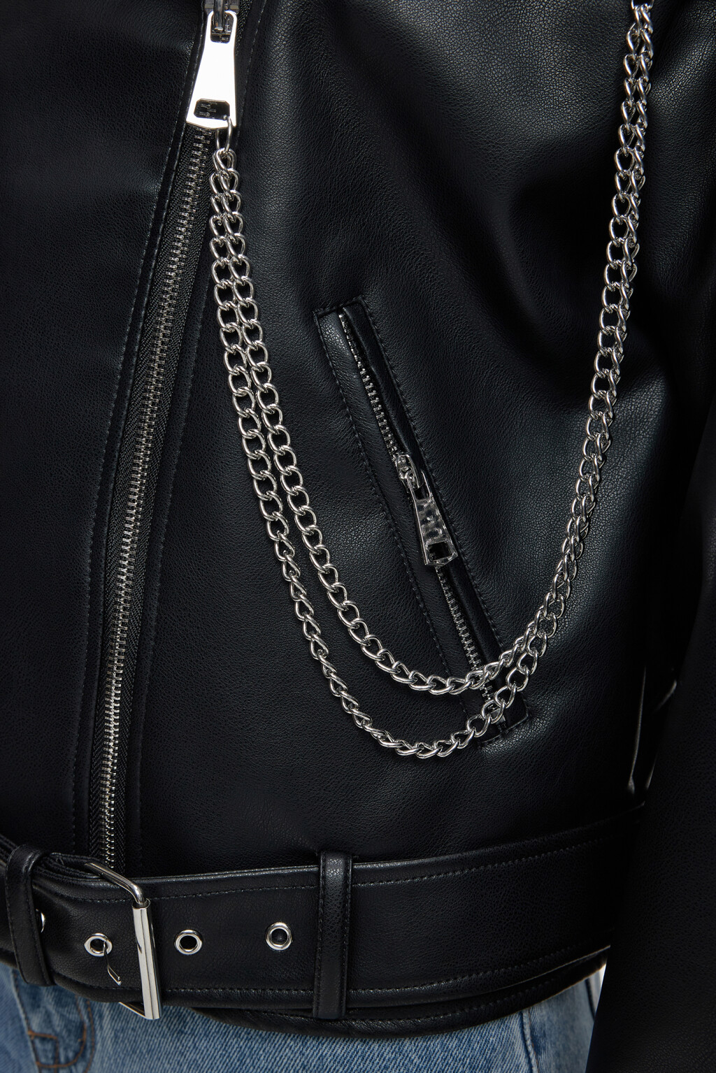 Куртка-косуха из искусственной кожи укороченная с ремнем и цепочкой - цвет черный - 5