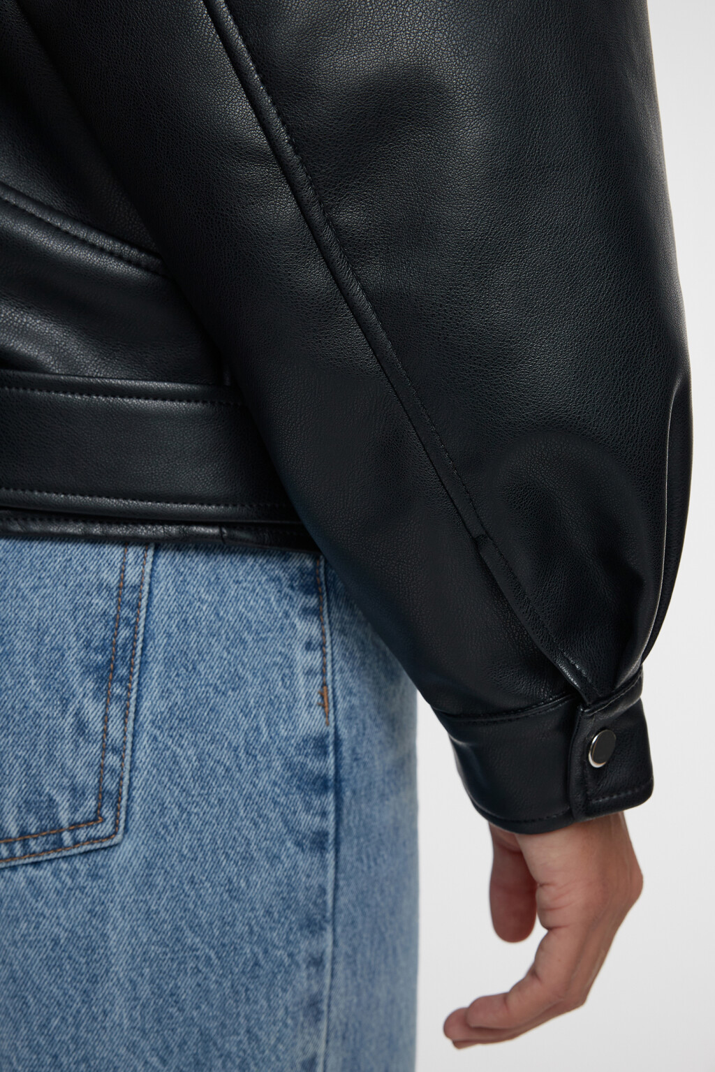 Куртка-косуха из искусственной кожи укороченная с ремнем и цепочкой - цвет черный - 19