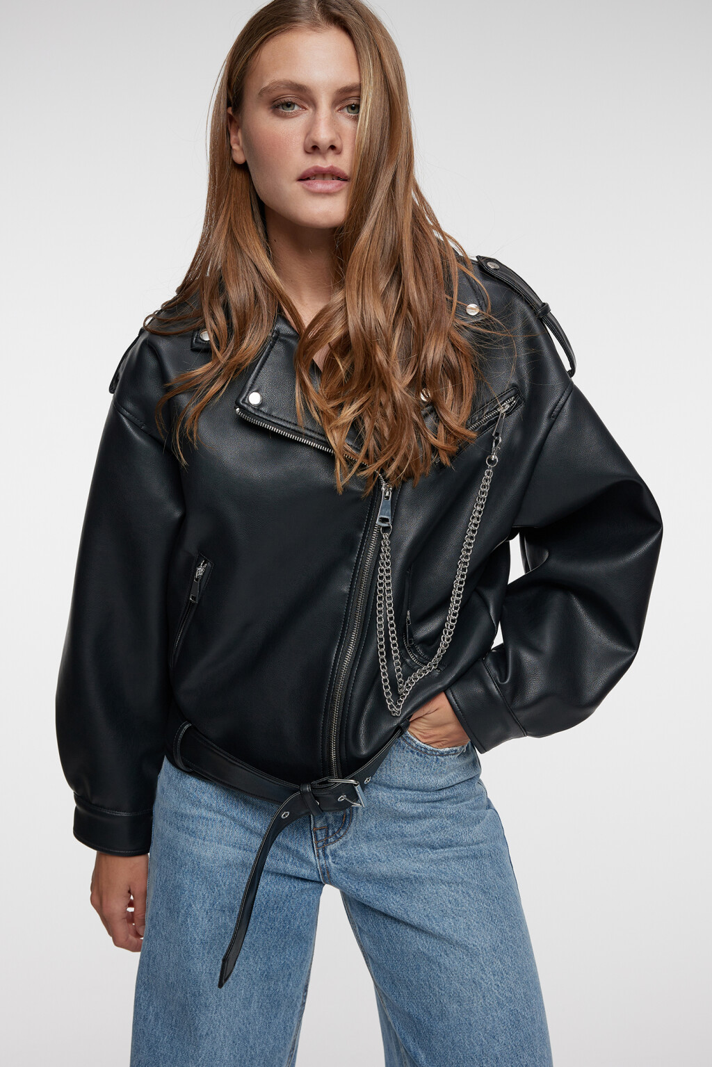 Куртка-косуха из искусственной кожи укороченная с ремнем и цепочкой - цвет черный - 16