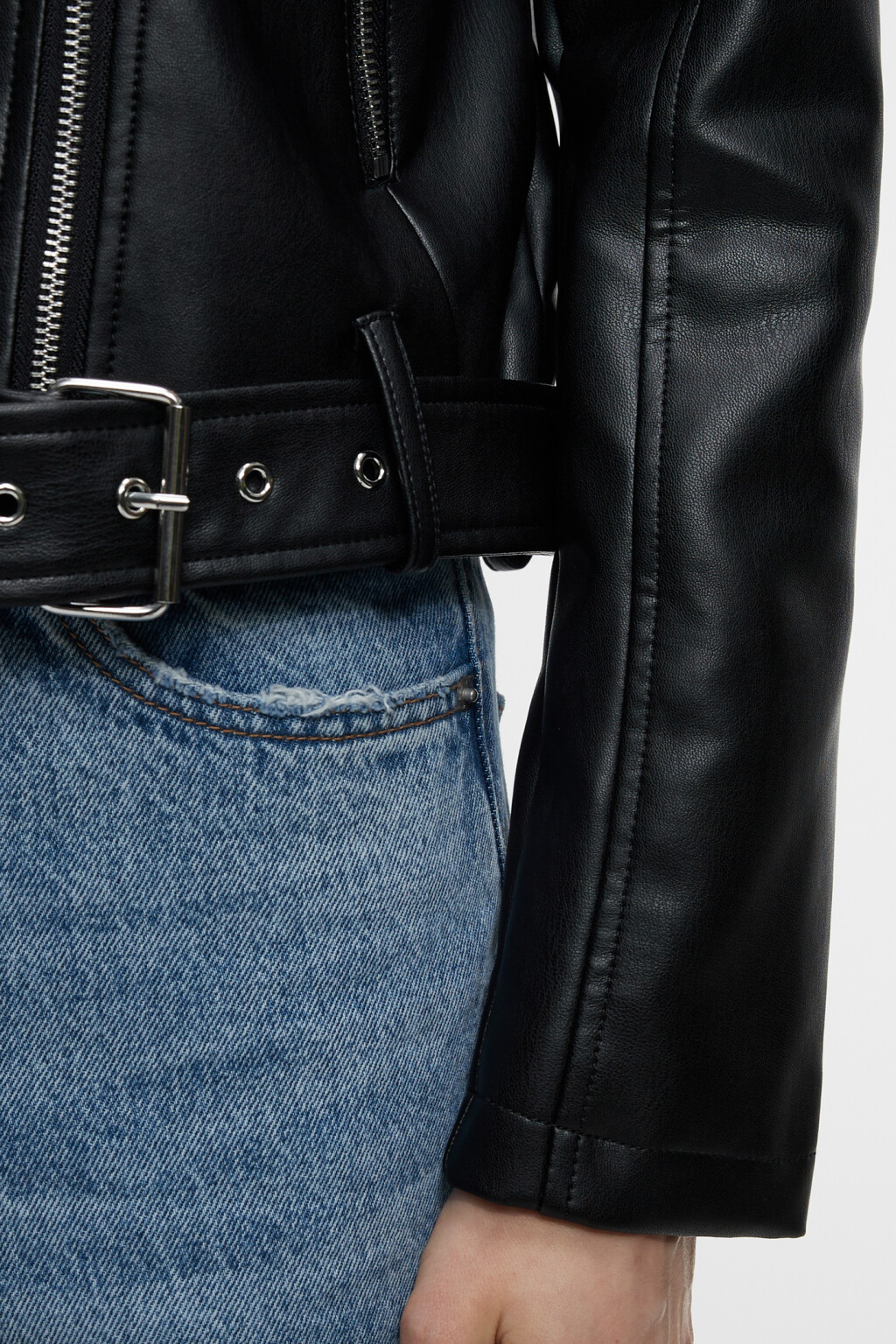 Куртка-косуха укороченная с ремнем - цвет черный - 6