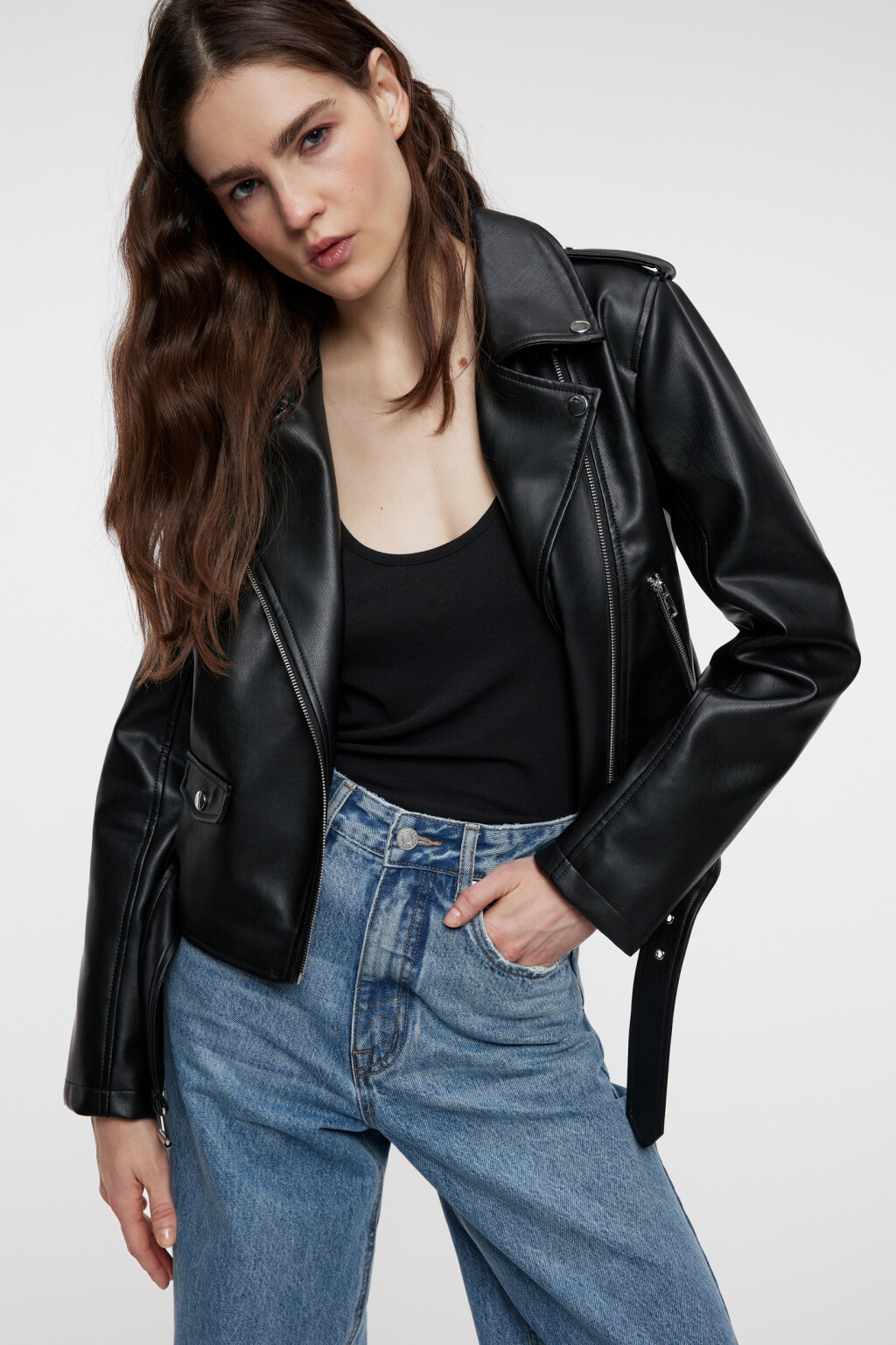 Куртка-косуха укороченная с ремнем - цвет черный - 8