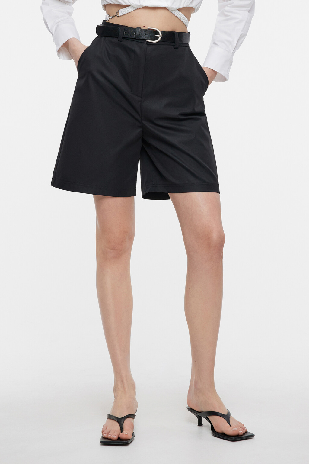 Шорты-бермуды с высокой посадкой и кожаным ремнем - цвет черный - 2
