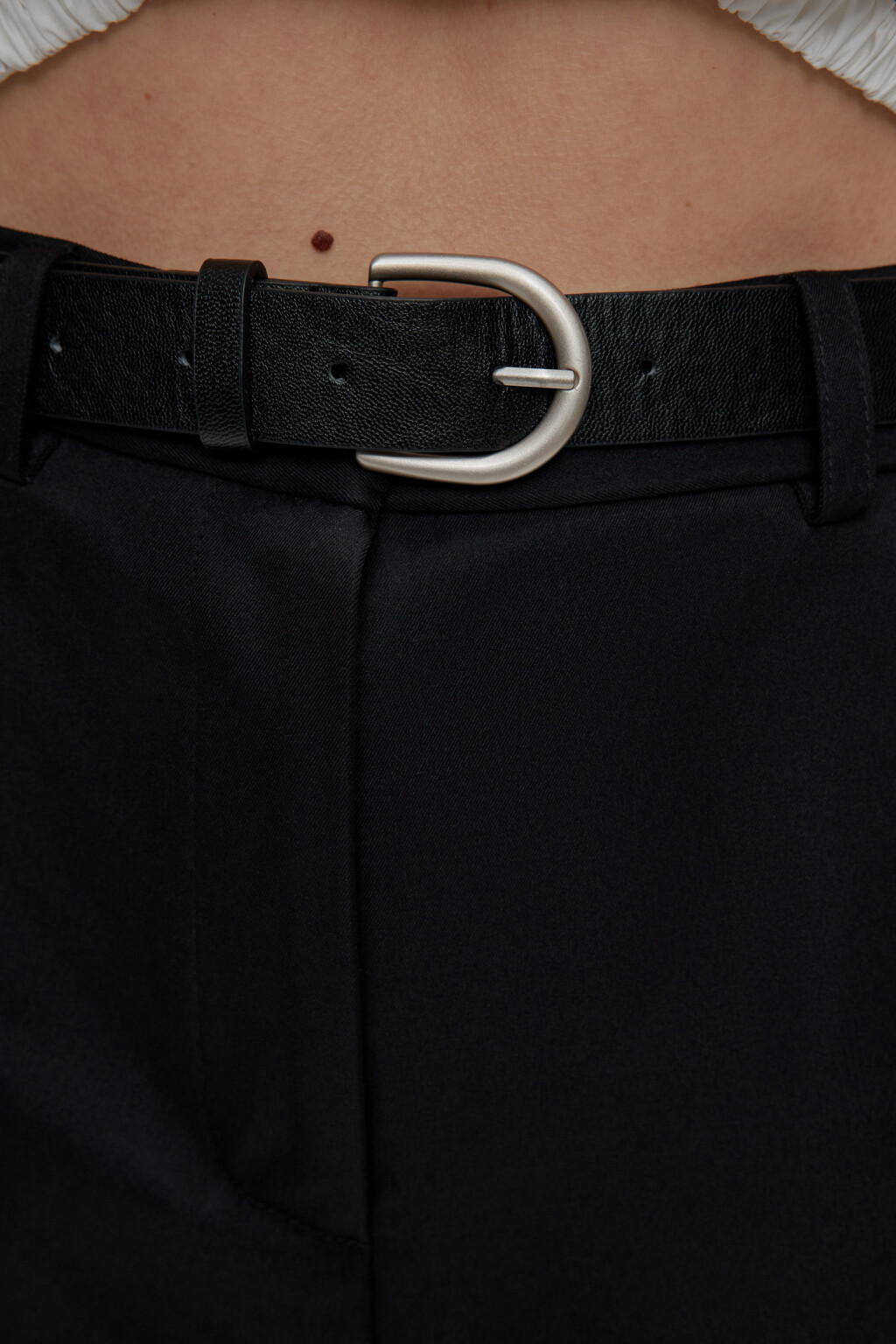 Шорты-бермуды с высокой посадкой и кожаным ремнем - цвет черный - 7