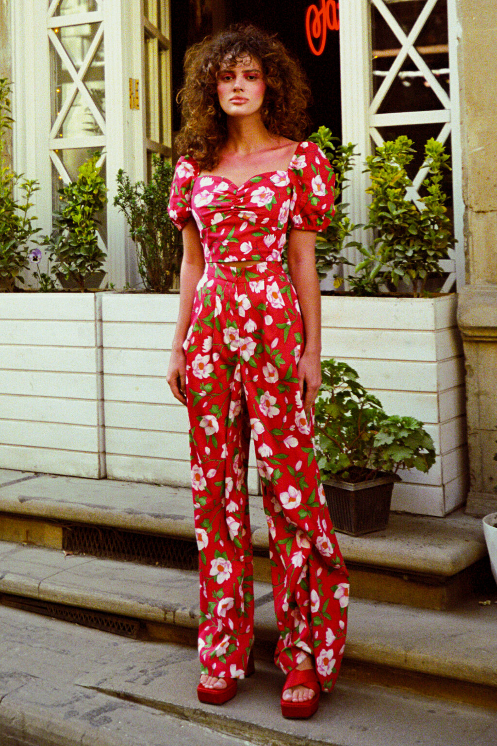 Брюки широкие с высокой посадкой и цветочным принтом - цвет красный - 6