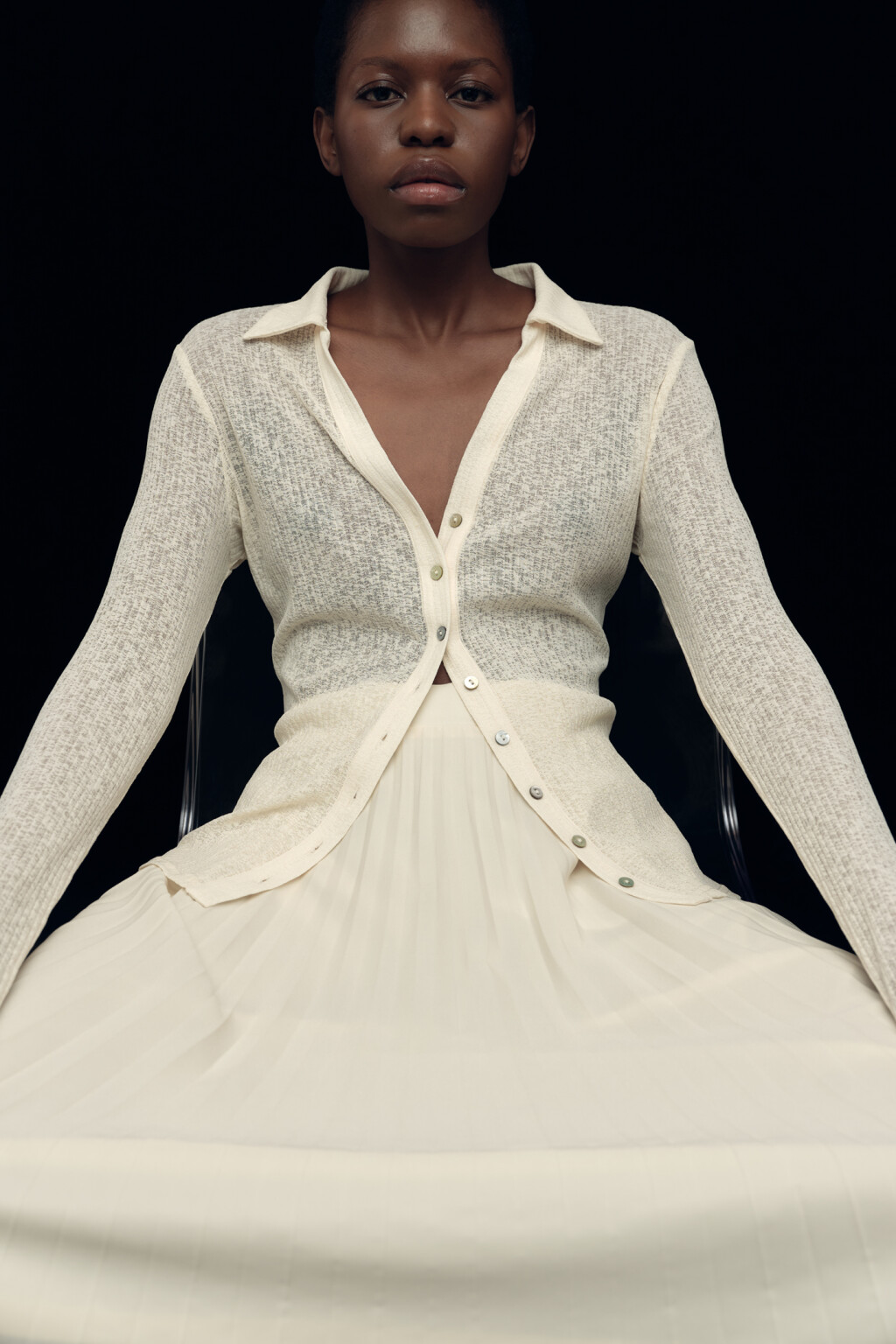 Блузка-рубашка облегающая с V-образным вырезом - цвет бежевый - 8