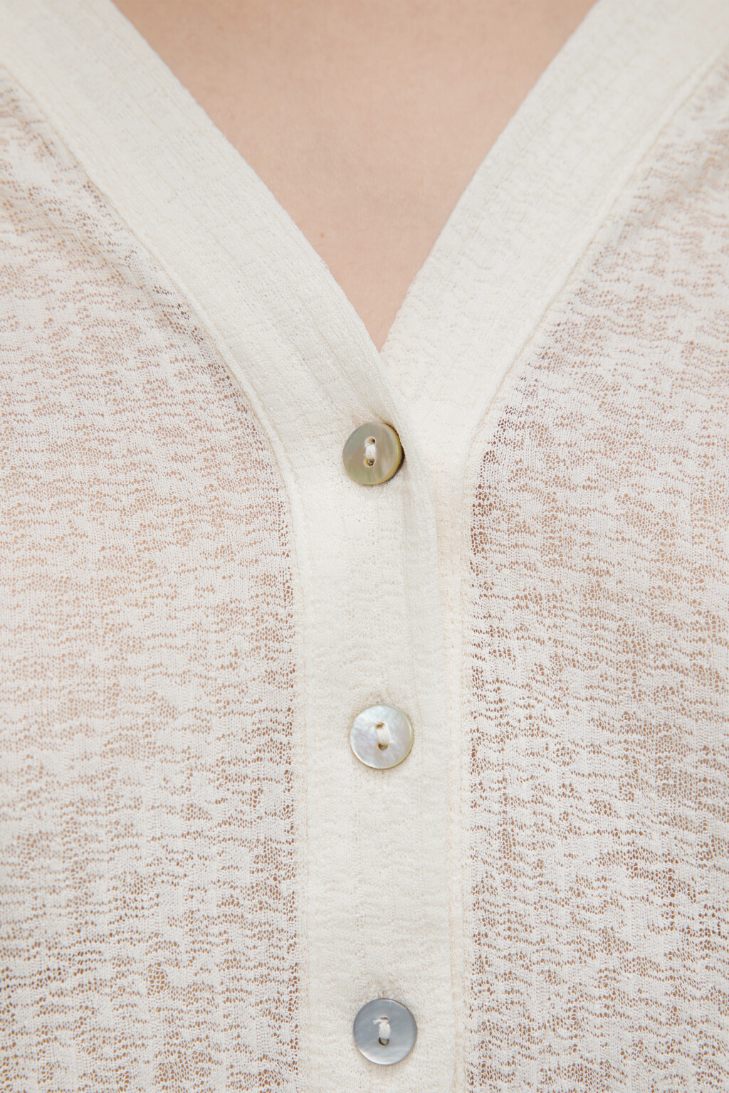 Блузка-рубашка облегающая с V-образным вырезом - цвет бежевый - 6