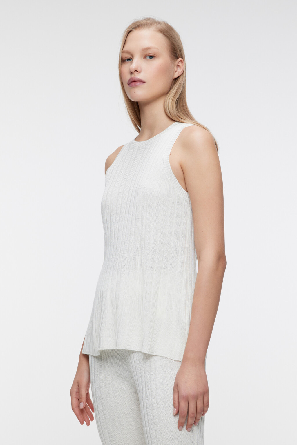 Майка-топ свободная вискозная тонкой вязки в рубчик - цвет бежевый - 2