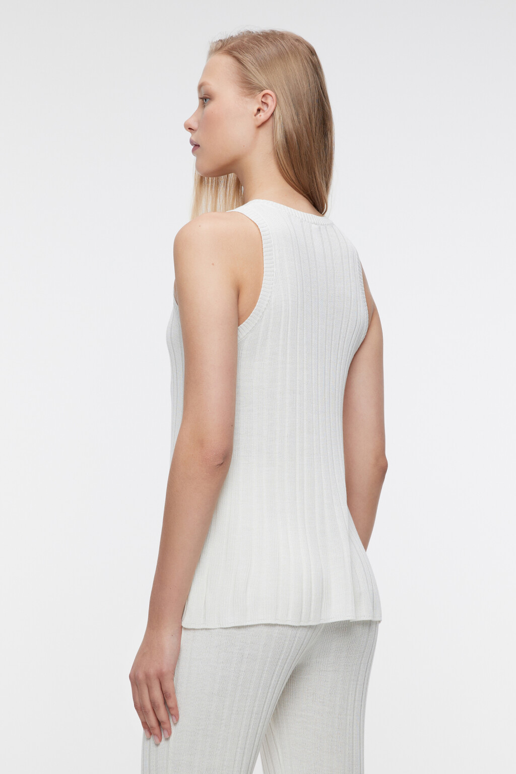 Майка-топ свободная вискозная тонкой вязки в рубчик - цвет бежевый - 3