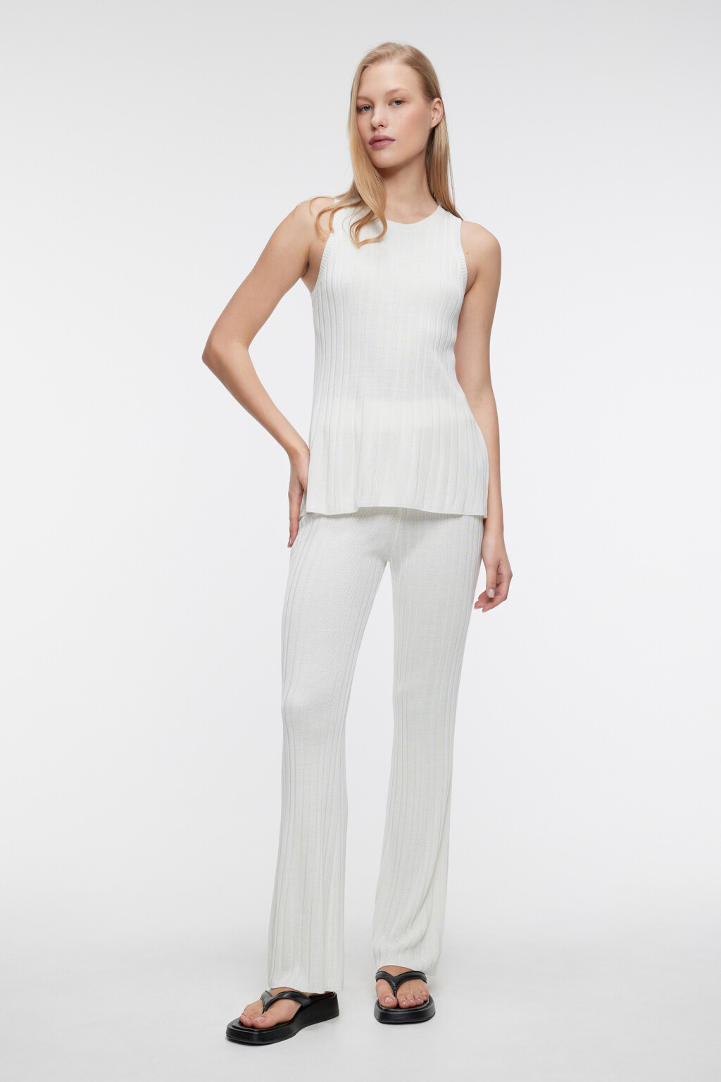 Майка-топ свободная вискозная тонкой вязки в рубчик - цвет бежевый - 4