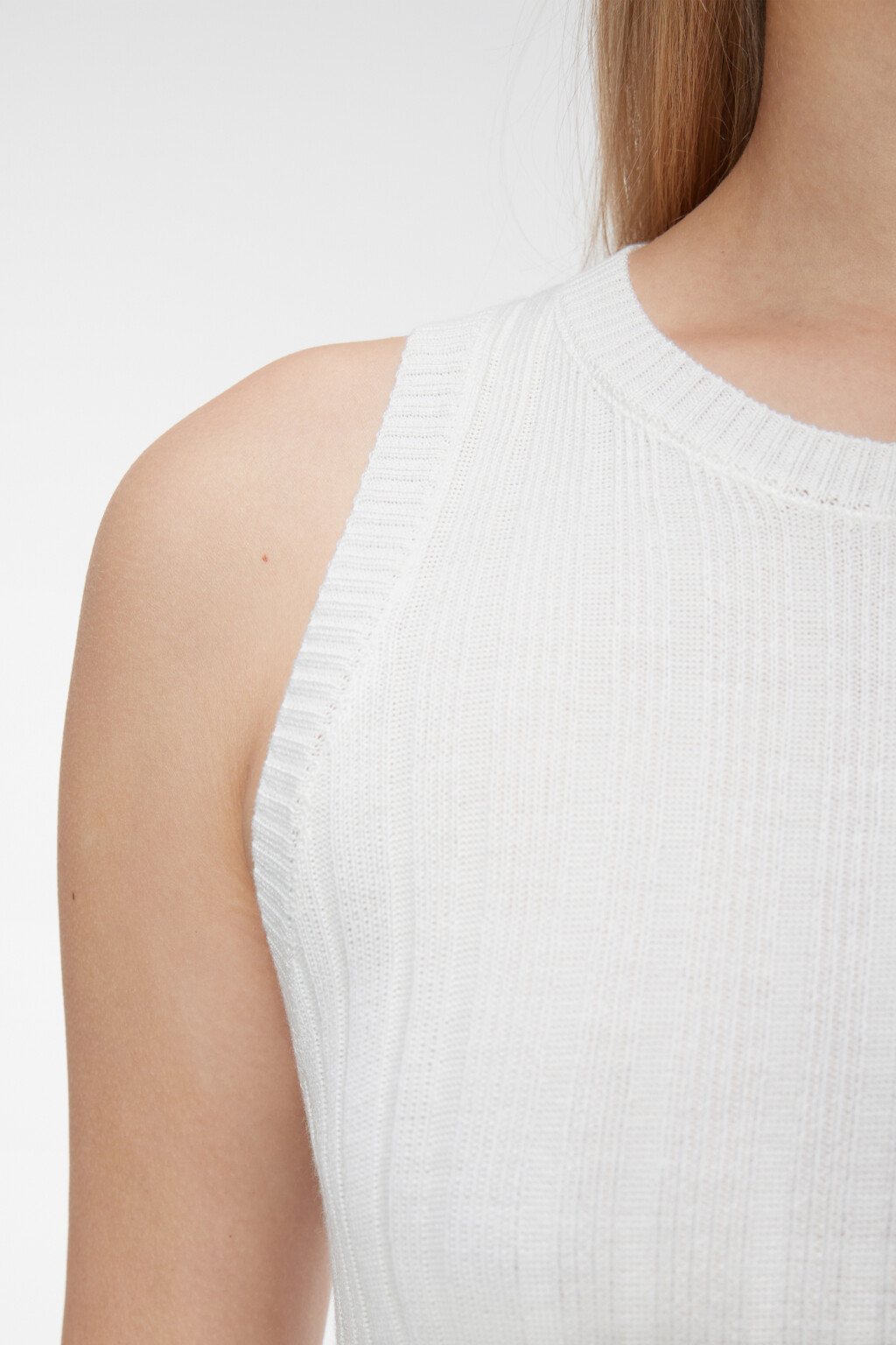 Майка-топ свободная вискозная тонкой вязки в рубчик - цвет бежевый - 5