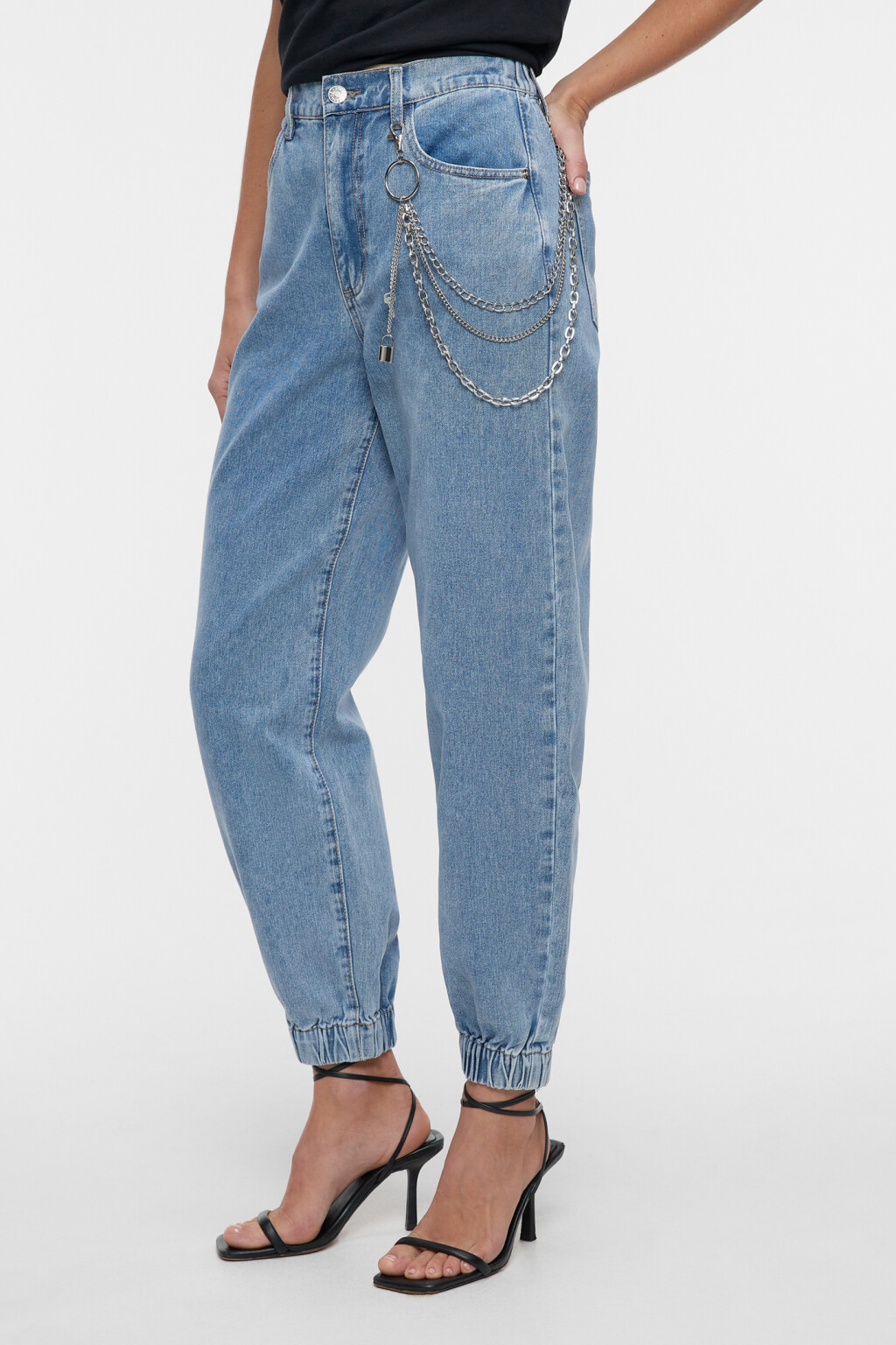 Джинсы-джоггеры с декоративной цепью и подвесками - цвет голубой - 2