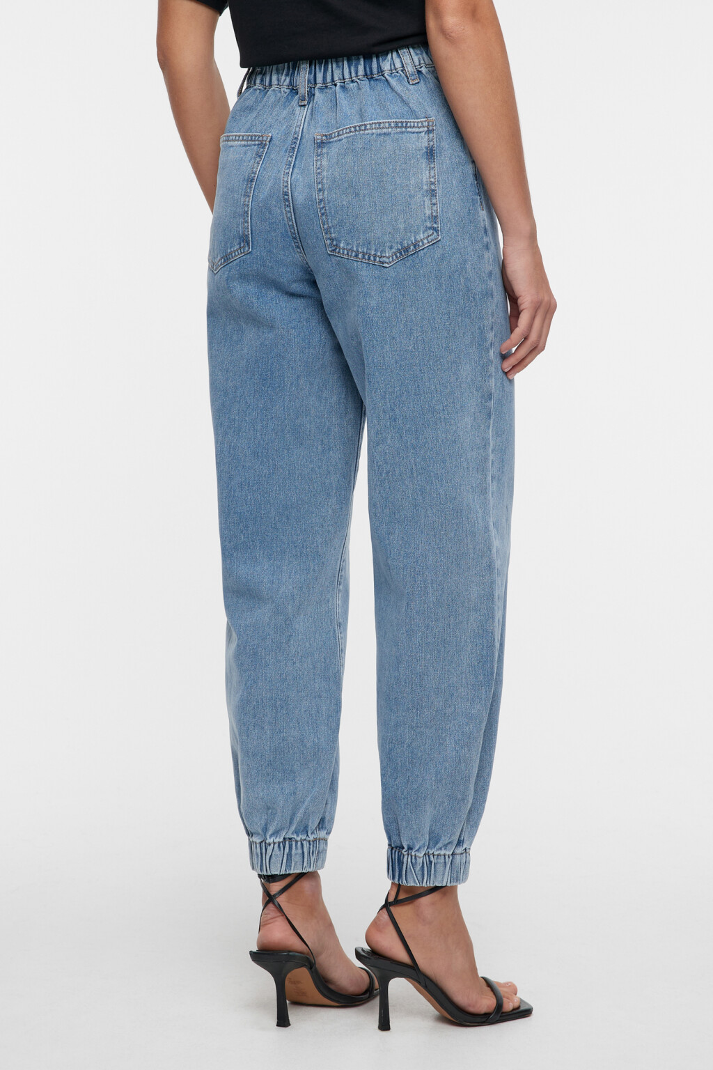 Джинсы-джоггеры с декоративной цепью и подвесками - цвет голубой - 3