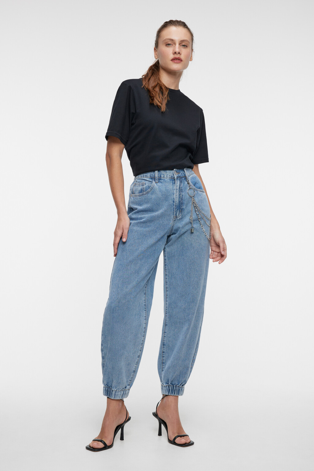 Джинсы-джоггеры с декоративной цепью и подвесками - цвет голубой - 4