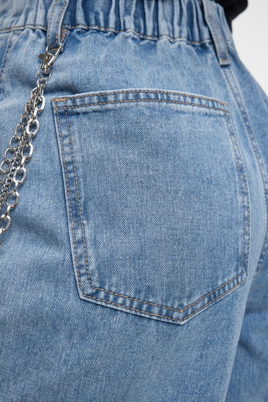 Джинсы-джоггеры с декоративной цепью и подвесками - цвет голубой - 6