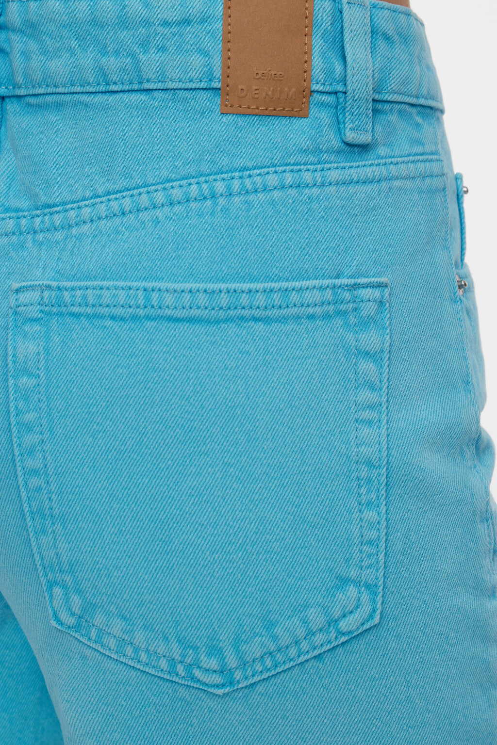 Шорты-бермуды мини джинсовые с обрезанными краями - цвет голубой - 6