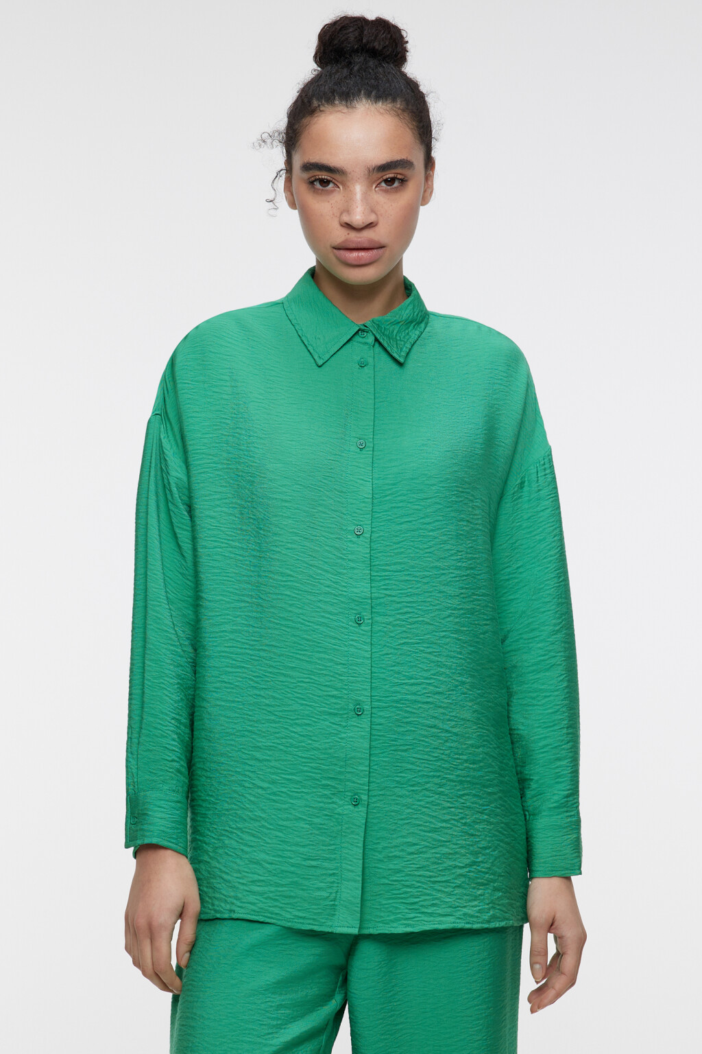 Блузка-рубашка oversize вискозная однотонная - цвет зеленый - 2