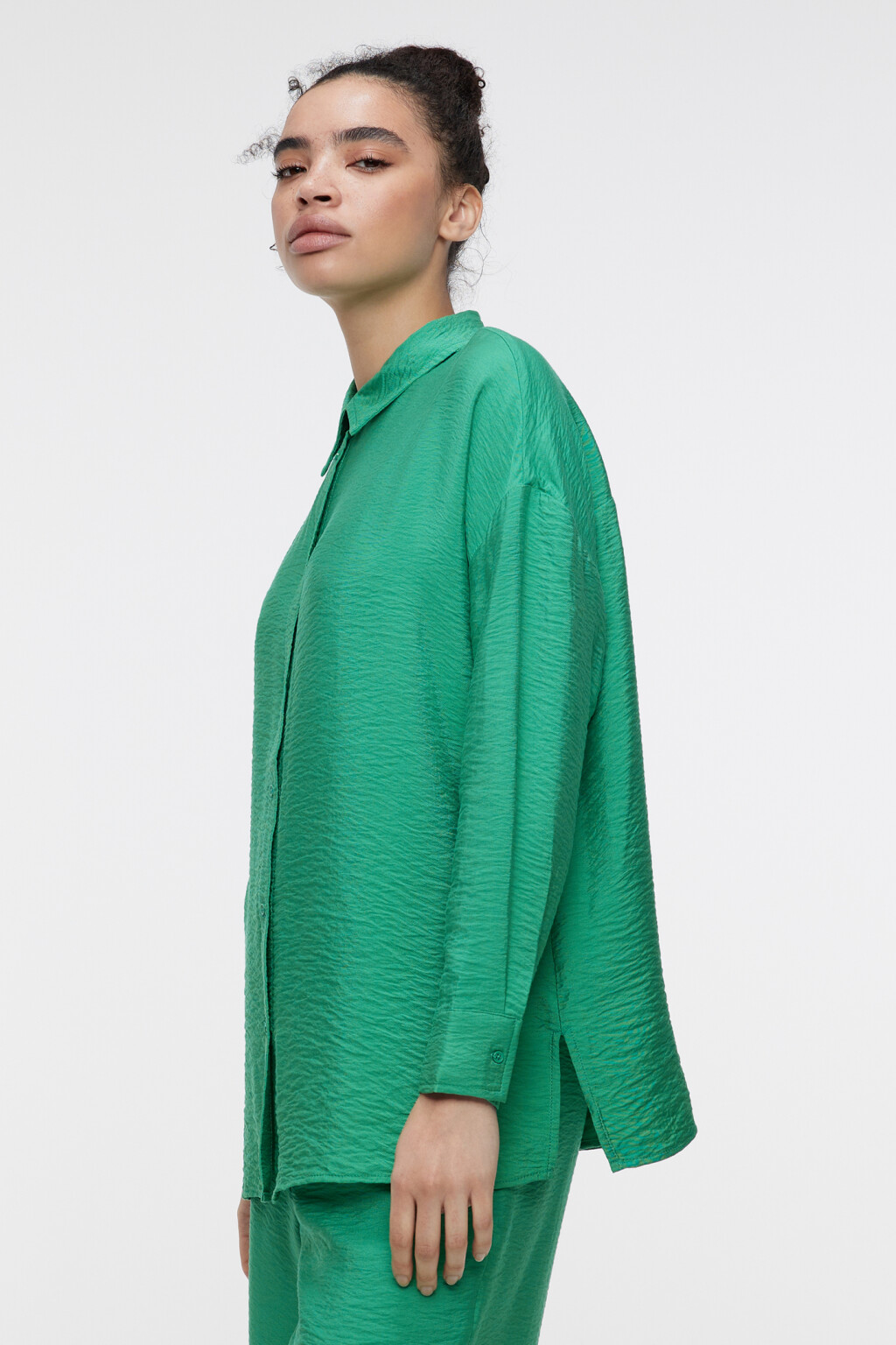 Блузка-рубашка oversize вискозная однотонная - цвет зеленый - 3