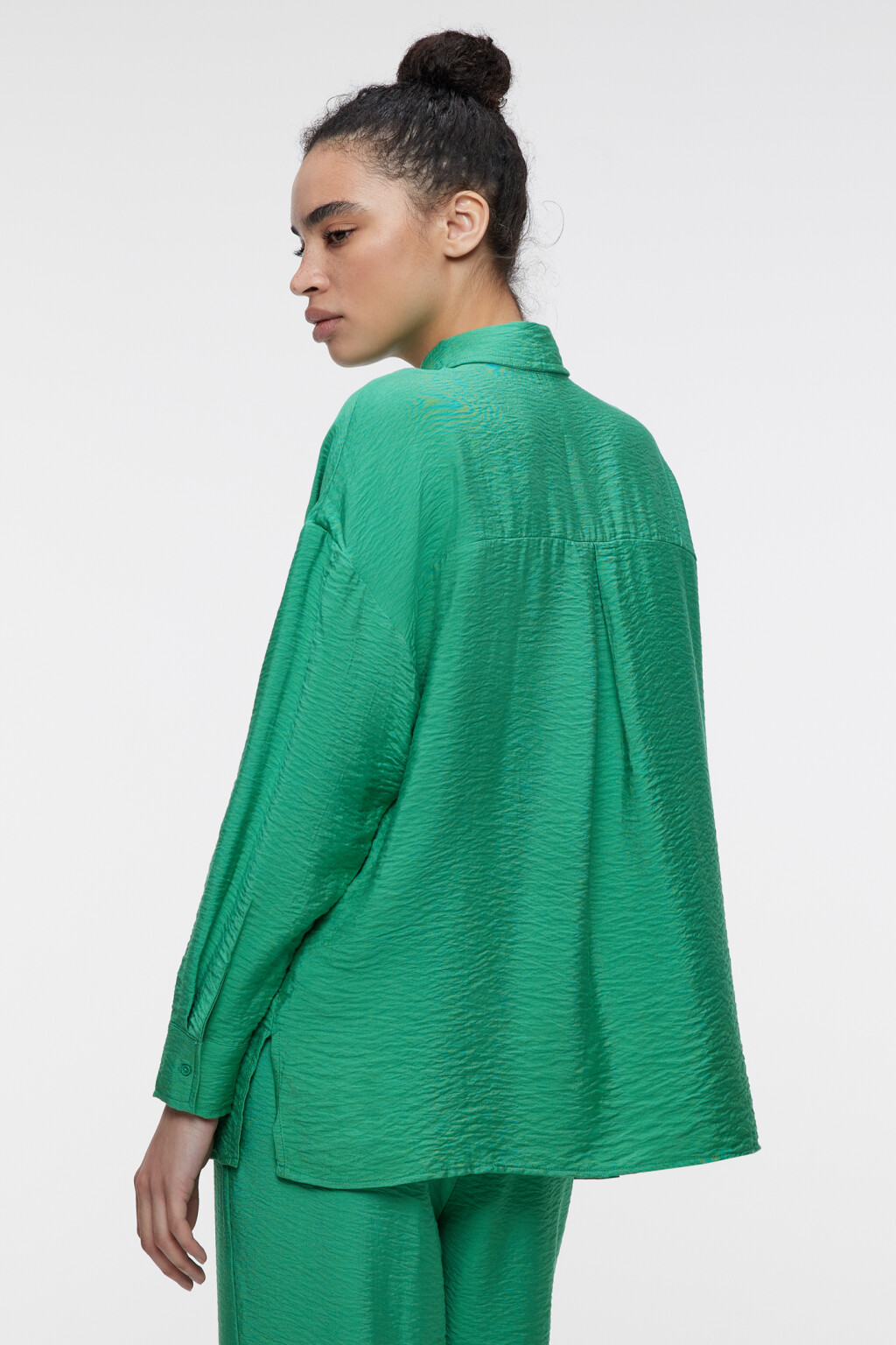 Блузка-рубашка oversize вискозная однотонная - цвет зеленый - 4