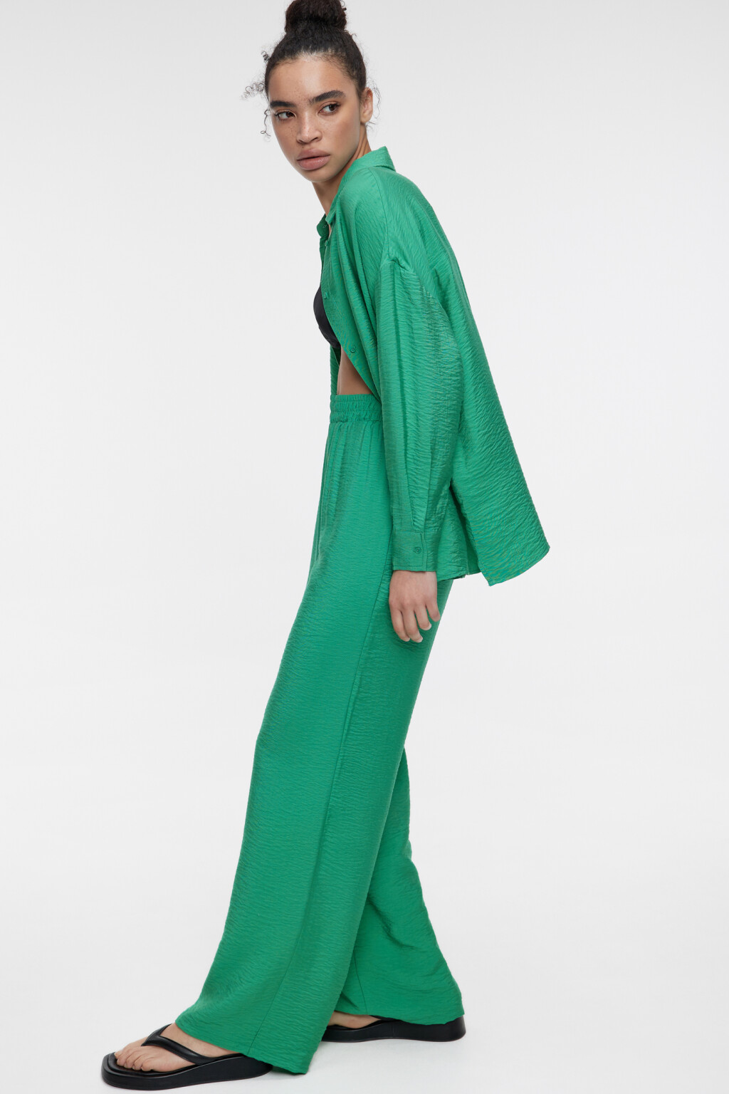 Брюки прямые вискозные с поясом на резинке - цвет зеленый - 1