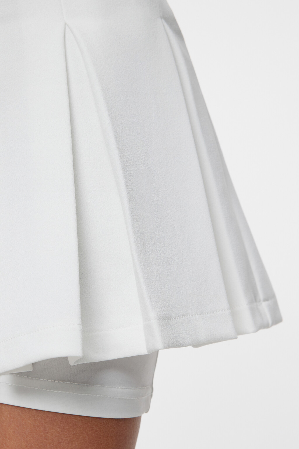Юбка-шорты мини теннисная с крупной плиссировкой - цвет белый - 6
