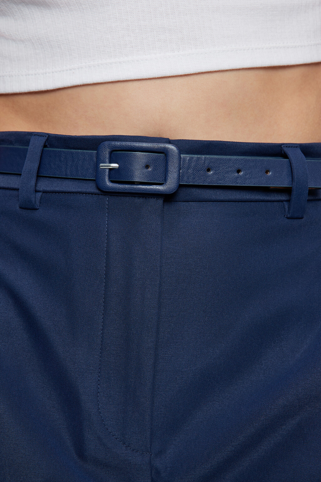 Шорты мини А-силуэта костюмные с ремнем из искусственной кожи - цвет синий - 7