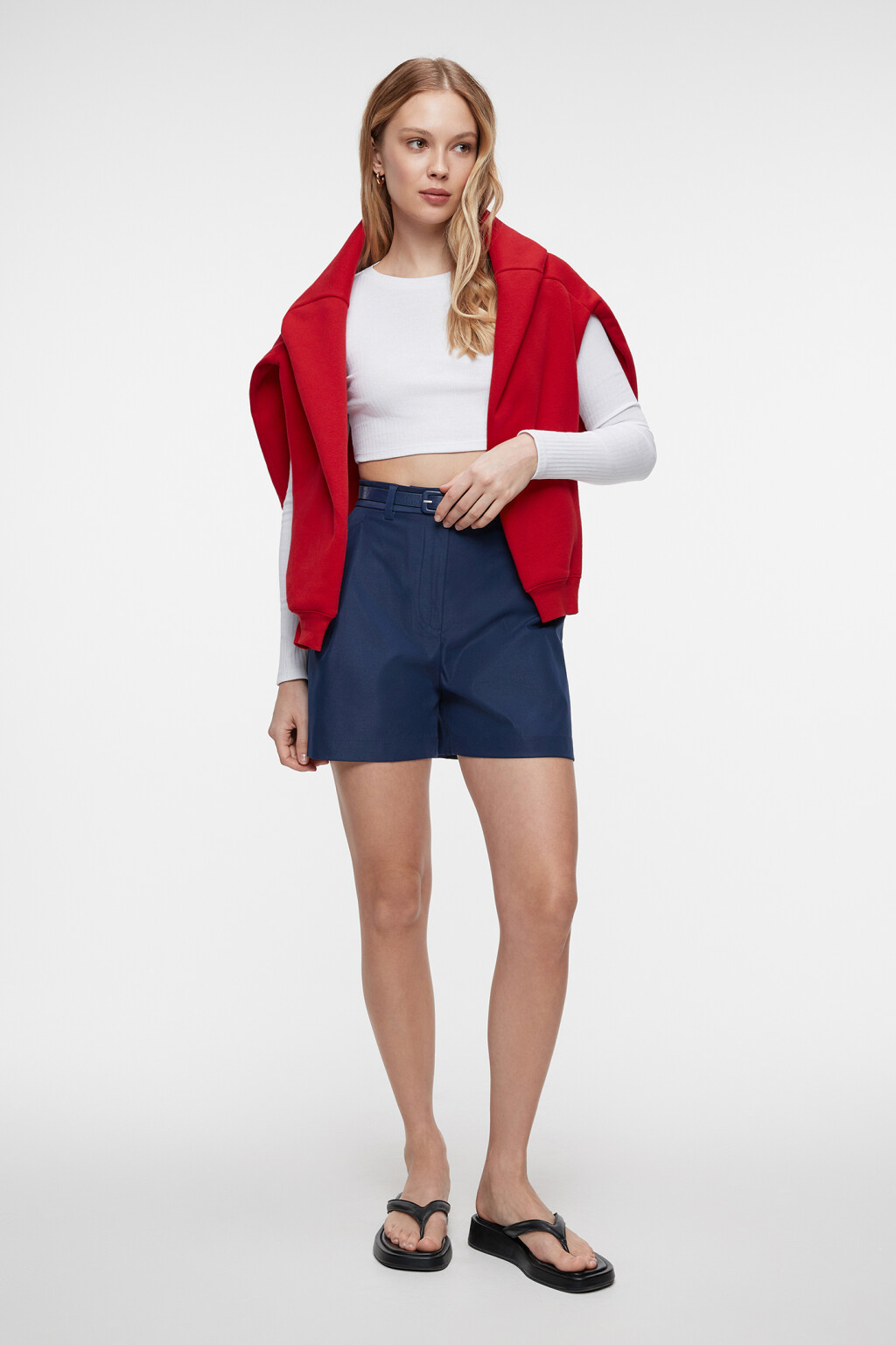 Шорты мини А-силуэта костюмные с ремнем из искусственной кожи - цвет синий - 5