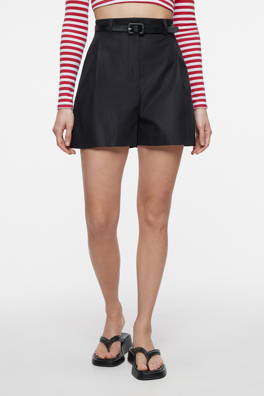 Шорты мини А-силуэта костюмные с ремнем из искусственной кожи - цвет черный - 1