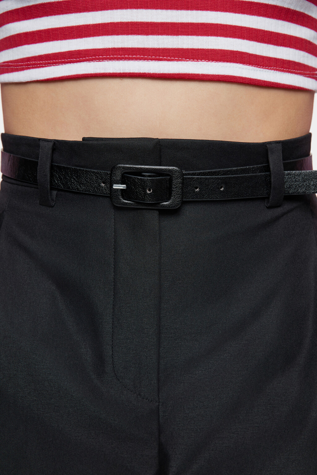 Шорты мини А-силуэта костюмные с ремнем из искусственной кожи - цвет черный - 5