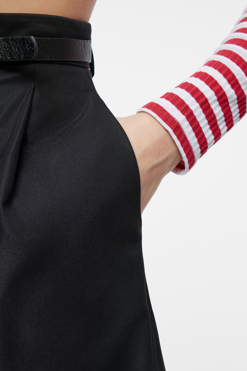 Шорты мини А-силуэта костюмные с ремнем из искусственной кожи - цвет черный - 6