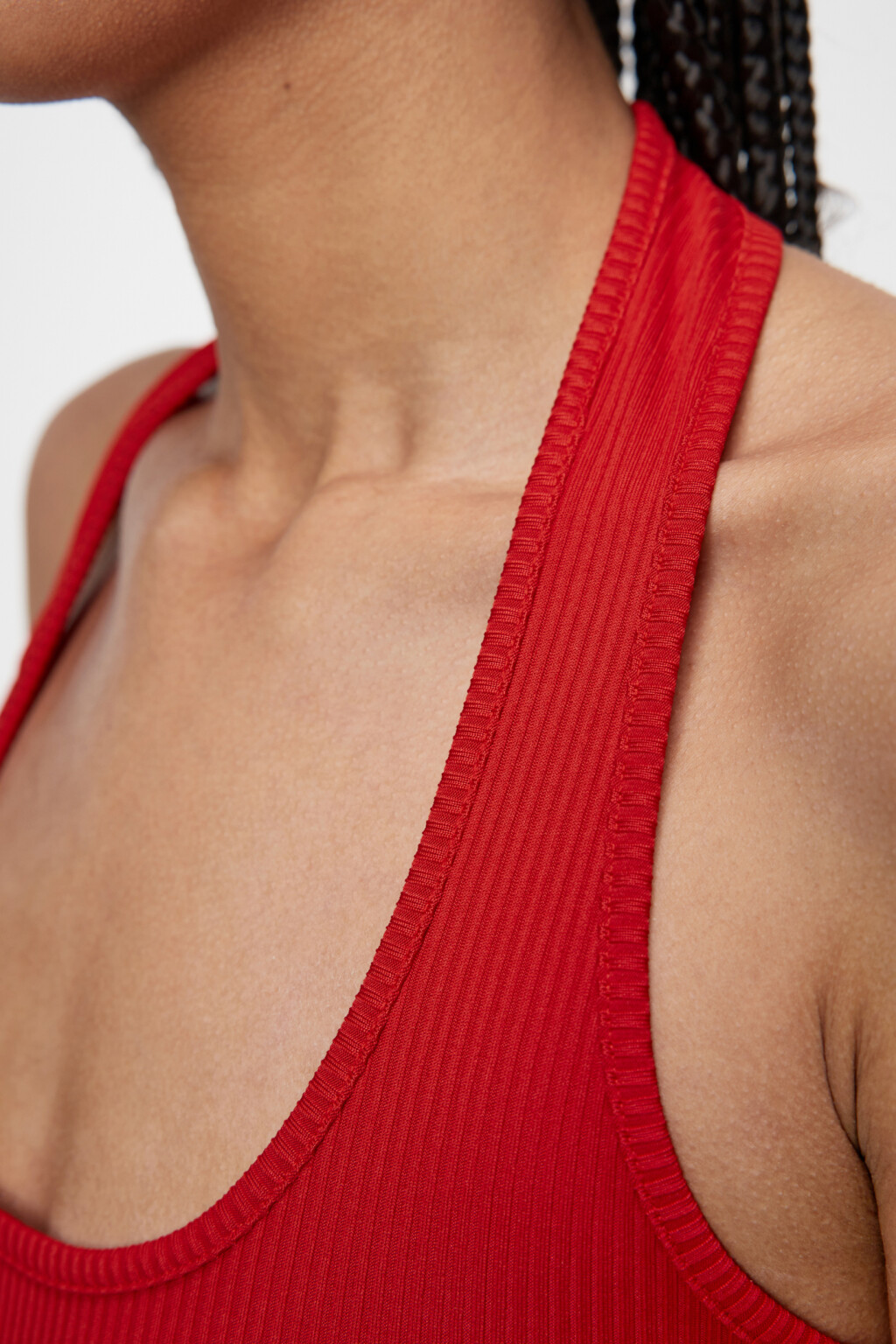 Топ-майка облегающий в рубчик с бретелью вокруг шеи - цвет красный - 5