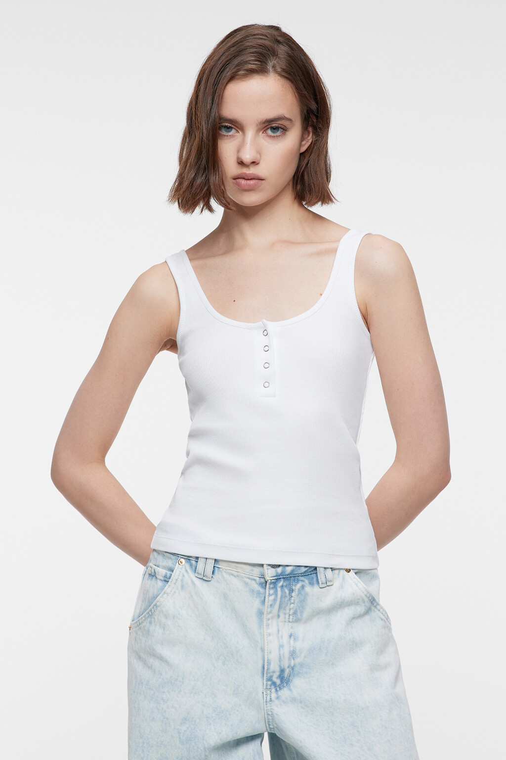 Топ-майка хлопковый в рубчик с застежкой на груди - цвет белый - 1